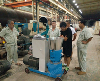 24小時服務到位 河北客戶雨夜到訪吉姆克 試機顆粒機